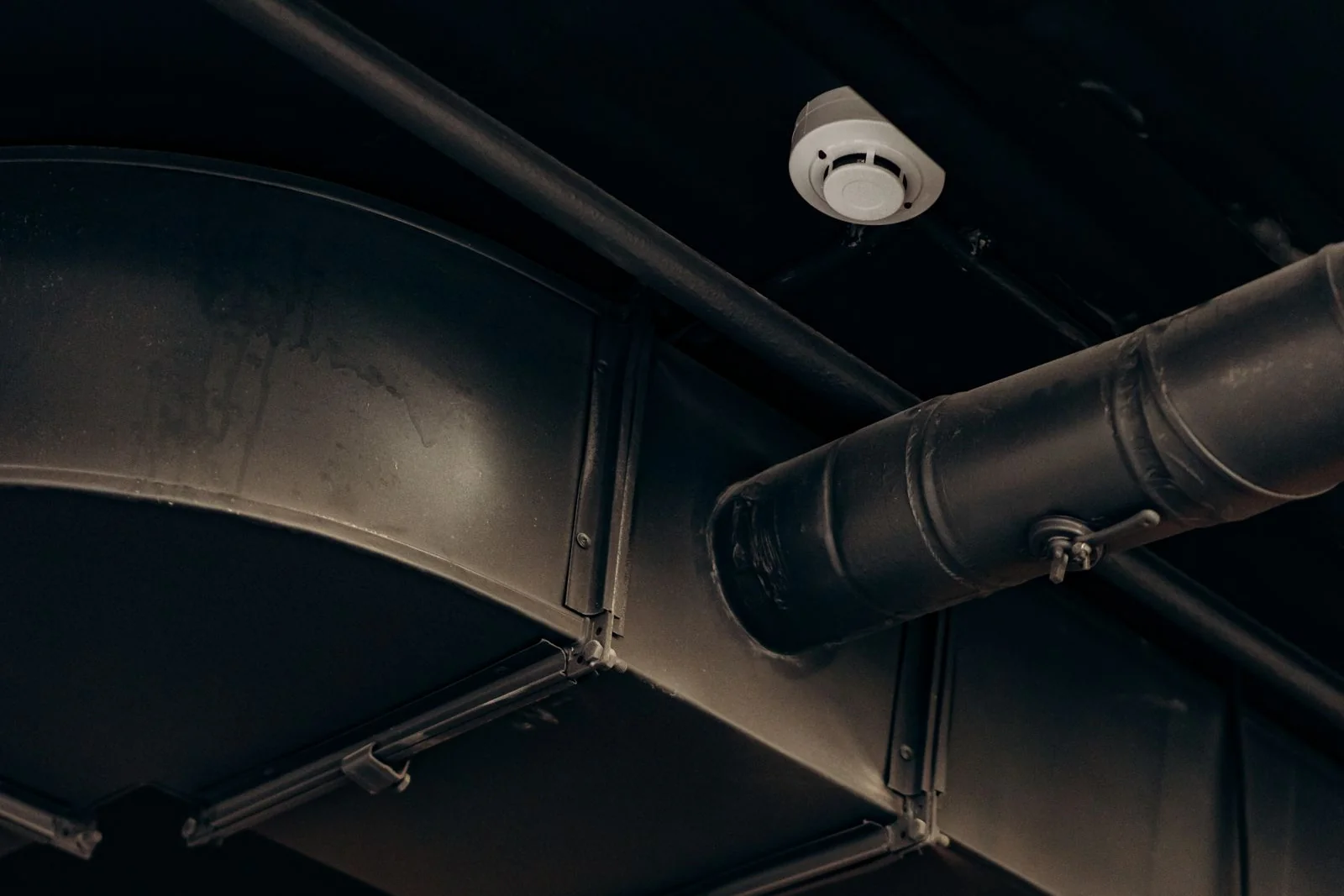 Condutas de ventilação no teto de um espaço comercial